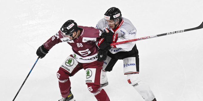 Miroslav Forman (l.) von Sparta Prag im Duell mit Gustav Backstrom von Örebro im Halbfinal am Spengler Cup 2022. Spengler Cup