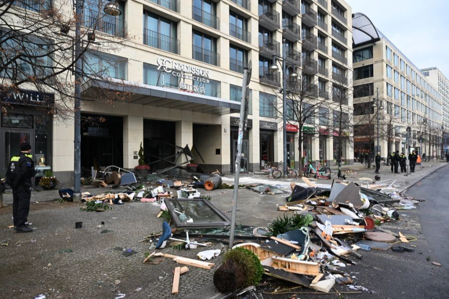 Auf den Strassen Berlins liegen nach der Explosion Trümmer.