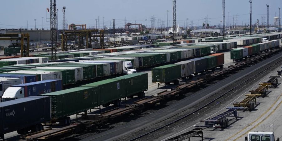 ARCHIV - Güterzugwaggons stehen in einem Bahnhof in Kalifornien. Foto: Ashley Landis/AP/dpa