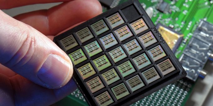 Winzige Mikrochips in einem Labor für Elektrotechnik/Informationstechnik (Symbolbild). Winzige Mikrochips in einem Labor für Elektrotechnik/Informationstechnik (Symbolbild).