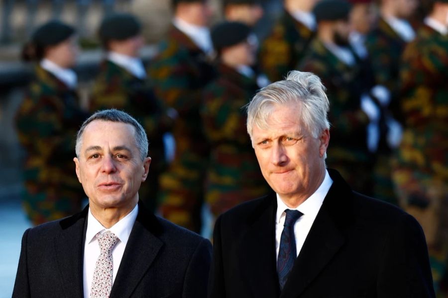 Ignazio Cassis und König Philippe laufen vor dem Palast in Brüssel, 24. November 2022.