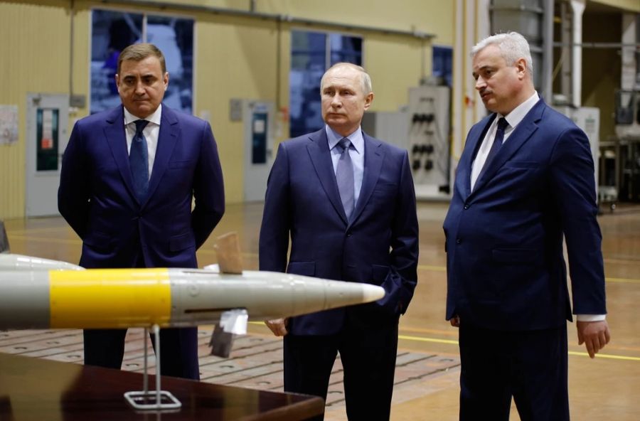 Alexei Dyumin (l), Wladimir Putin und Alexei Visloguzov begutachten Militär-Produkte in Tula, Russland. Das Foto wurde am 23.12.2022 aufgenommen.