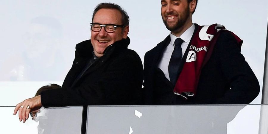 Kevin Spacey (l.) gut gelaunt im Stadion.