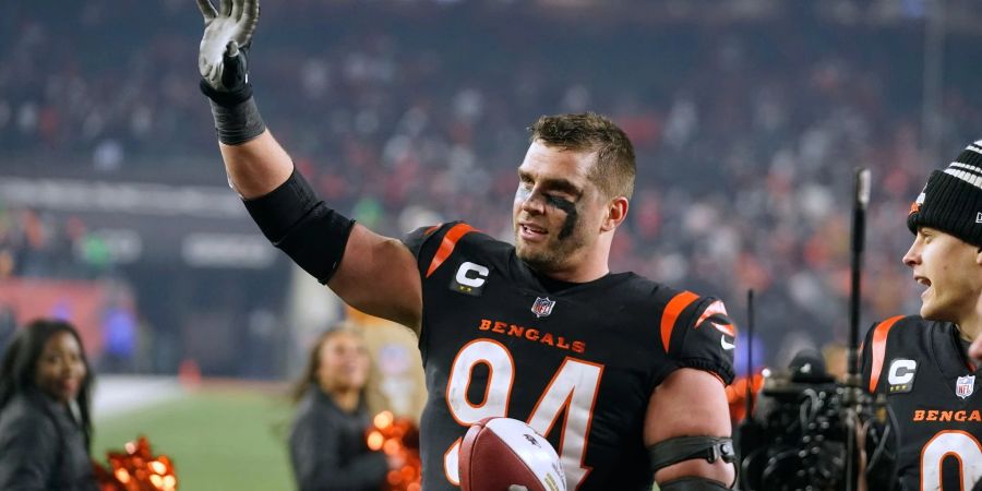 Sam Hubbard feiert den Sieg seiner Cincinnati Bengals gegen die Baltimore Ravens.