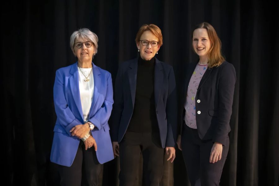 Die SP-Bundesratskandidatinnen Elisabeth Baume-Schneider, Eva Herzog und Evi Allemann, links nach rechts, posieren nach einem öffentlichen Hearing, am Montag, 21. November 2022 in Luzern.