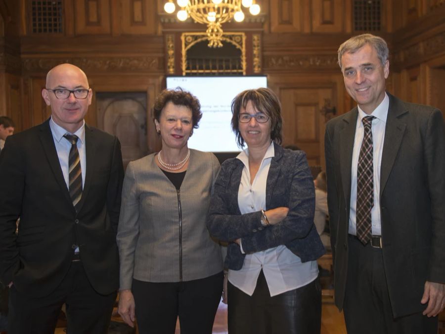 Medienorientierung der Nordwestschweizer Regierungskonferenz mit Regierungsrat Isaac Reber (BL), Frau Landammann Esther Gassler (SO), Ministerin Elisabeth Baume-Schneider (JU) und Regierungspräsident Guy Morin (BS), von links, im Januar 2014.