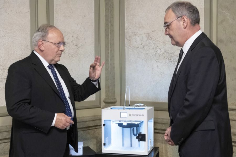 Bundesrat Johann Schneider-Amman, links, bei der symbolischen Schlüsselübergabe an seinen Nachfolger im WBF, Bundesrat Guy Parmelin, am 20. Dezember 2018, in Bern.