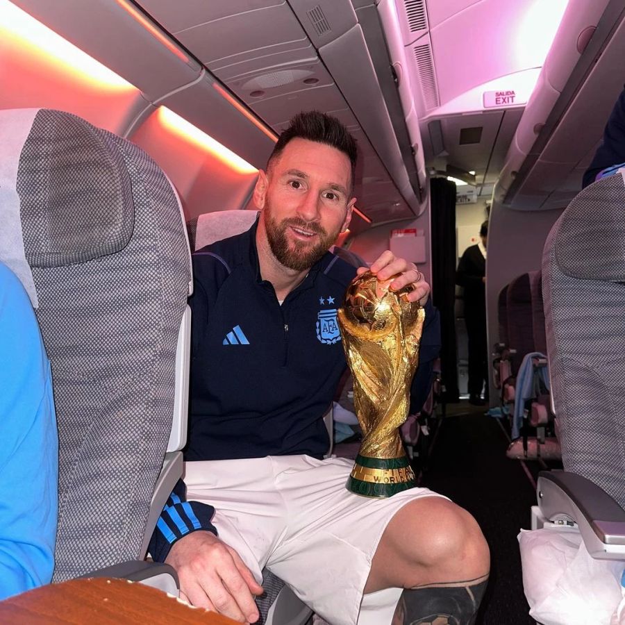 Lionel Messi kehrt mit dem WM-Pokal in seine Heimat zurück.