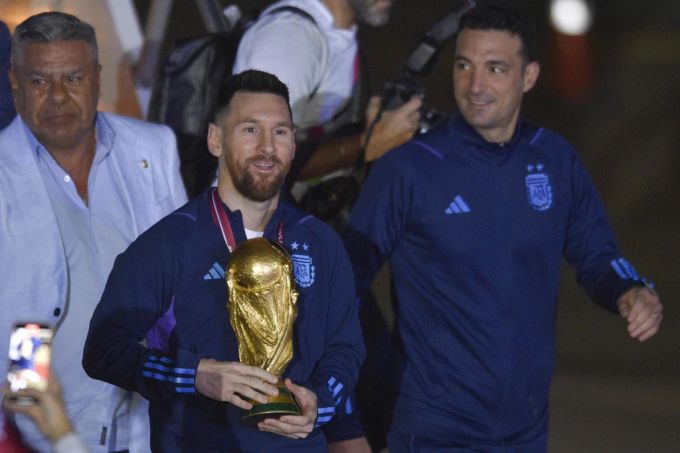 Lionel Messi mit dem WM-Pokal. Lionel Messi