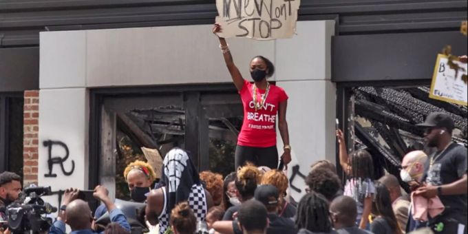 Demonstranten nehmen vor einem Schnellrestaurant an einer Kundgebung teil. Ein 27-jähriger Afroamerikaner wurde am Freitagabend während eines Kampfes von der Polizei erschossen. Proteste gegen Rassismus Atlanta