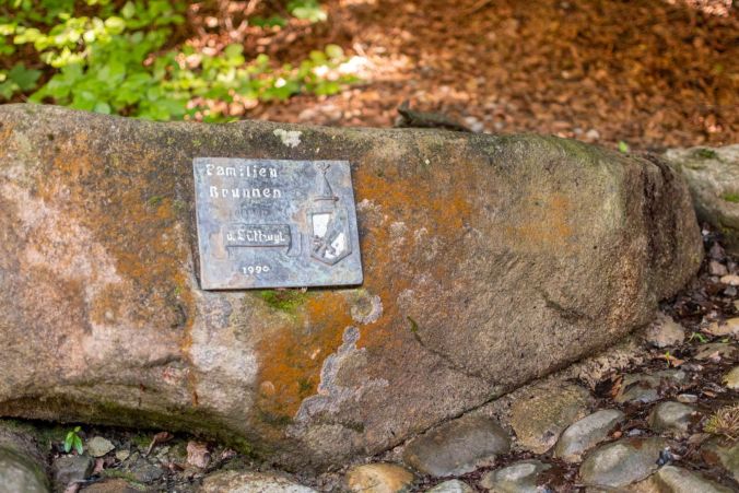 Plakete des Familienbrunnen in Leutwil.