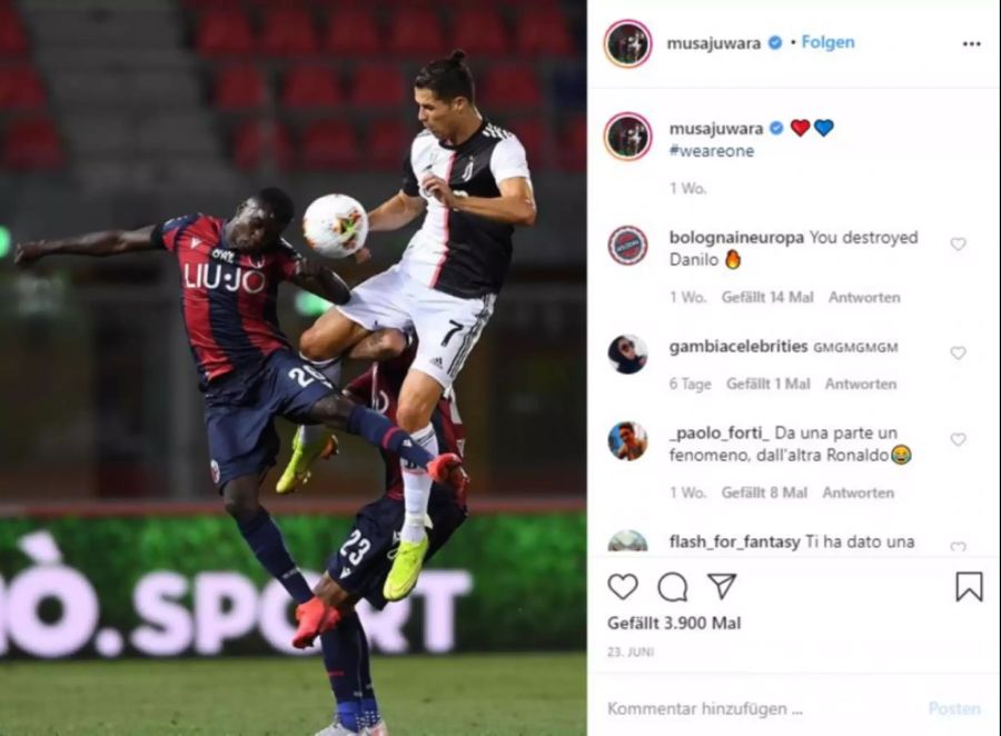 Bolognas Musa Juwara im Zweikampf mit Juve-Superstar Cristiano Ronaldo.