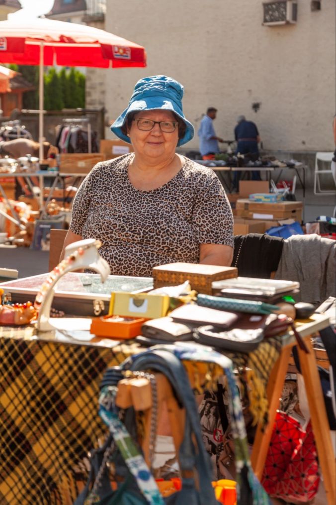 Doris F. freut sich sehr konnte der Flohmarkt stattfinden und begrüsst herzlich jeden Kunden