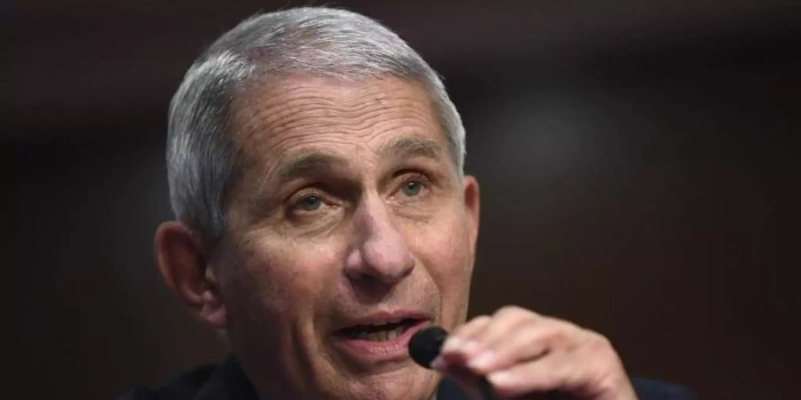 Gesundheitsexperte Anthony Fauci äussert sich weiterhin kritisch über die Entwicklung der Pandemie in den USA - und zieht damit seinerseits heftige Kritik auf sich. Foto: Kevin Dietsch/Pool UPI/AP/dpa