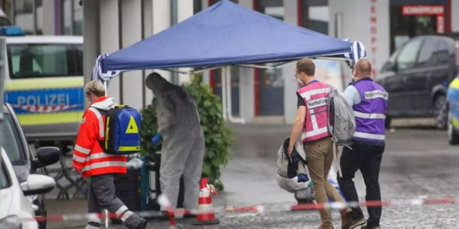 Einsatzkräfte der Polizei, Rettungsdienst und Notfallseelsorge sind am Tatort in der Stadtmitte von Bad Schussenried im Einsatz. Foto: Thomas Warnack/dpa