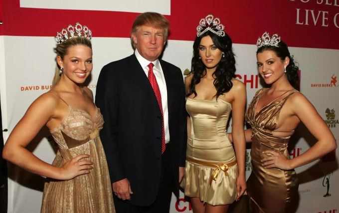 Donald Trump umschwärmte die schönen Frauen. Hier 2005 mit Miss USA Chelsea Cooley, Miss Universe Natalie Glebova und Miss Teen USA Allie LaForce. melanie winiger