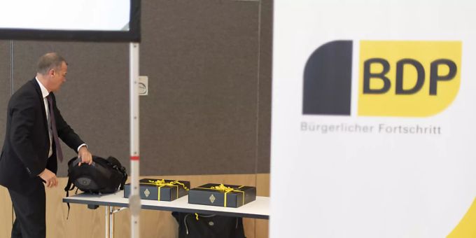 BDP-Parteipräsident Martin Landolt packt seinen Rucksack an der Delegiertenversammlung der Partei im November 2019. (Archivbild) Martin Landolt