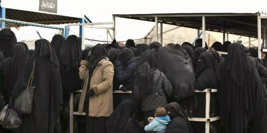 Frauen warten im Flüchtlingslager Al-Hol auf Hilfsgüter. Foto: Maya Alleruzzo/AP/dpa