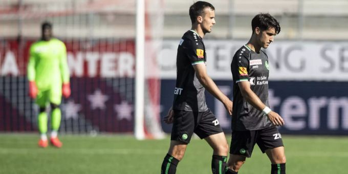 Jérémy Guillemenot und Víctor Ruiz vom FC St.Gallen 1879 laufen nach dem Niederlage in Thun bedröppelt vom Platz. FC St.Gallen 1879