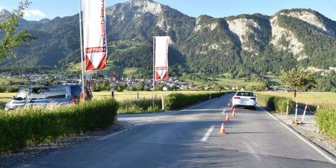 Malans: Kind springt in Auto.