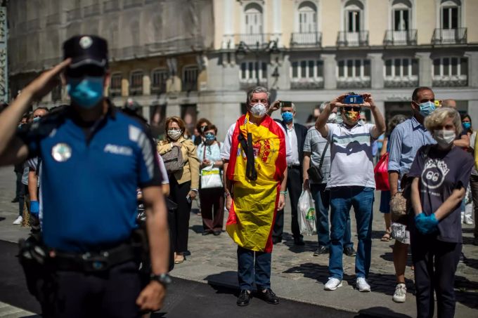 Auf der Plaza del Sol in der Madrider Innenstadt wird eine Schweigeminute eingelegt. Coronavirus - Spanien