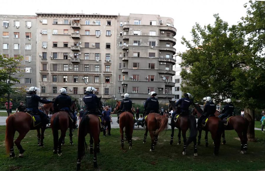 Polizisten auf Pferden bewachen eine Demonstration in Belgrad.