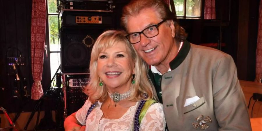 Das Volksmusikduo Marianne und Michael Hartl hat sich einen Traum erfüllt. Foto: Felix Hörhager/dpa