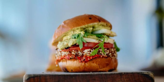 Mehr vegan auch in der EU: Die Europäische Kommission will Forschungsgelder zur Entwicklung alternativer Proteine zur Verfügung stellen. Vegan Burger