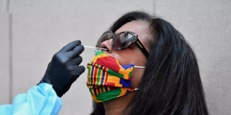 Patientin beim Coronavirus-Test