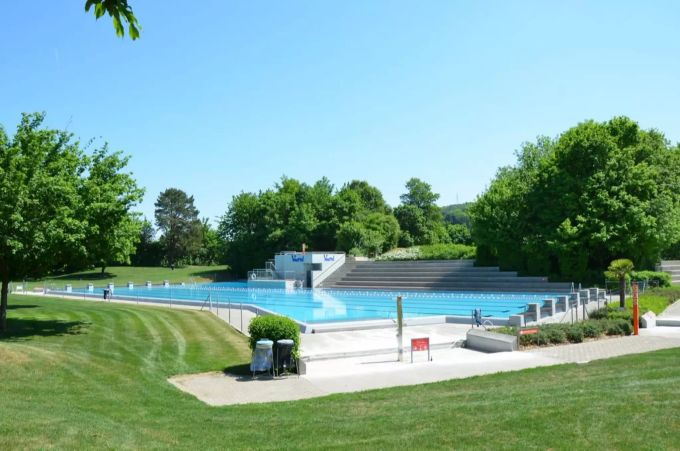 Schwimmbecken der Badi Wiemel. Badi Wiemel in Würenlos