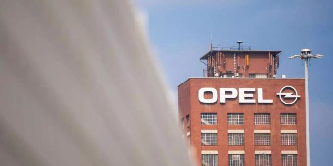 Der historische Opelturm steht hinter einem Zaun auf dem Werksgelände von Opel. Foto: Andreas Arnold/dpa Der historische Opelturm steht hinter einem Zaun auf dem Werksgelände von Opel. Foto: Andreas Arnold/dpa