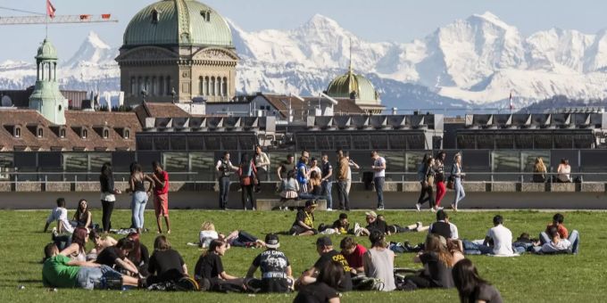 Trotz Lockdown - Jeder Siebte trifft sich noch mit Freunden