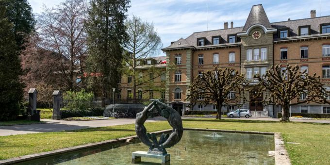 Hauptgebäude und Eingang des Psychiatriezentrum in Münsingen. PZM Psychiatriezentrum Münsingen AG