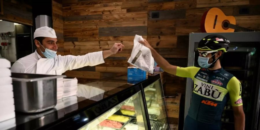 Radsport-Profi Marengo nimmt eine Lieferung Eisin Empfang
