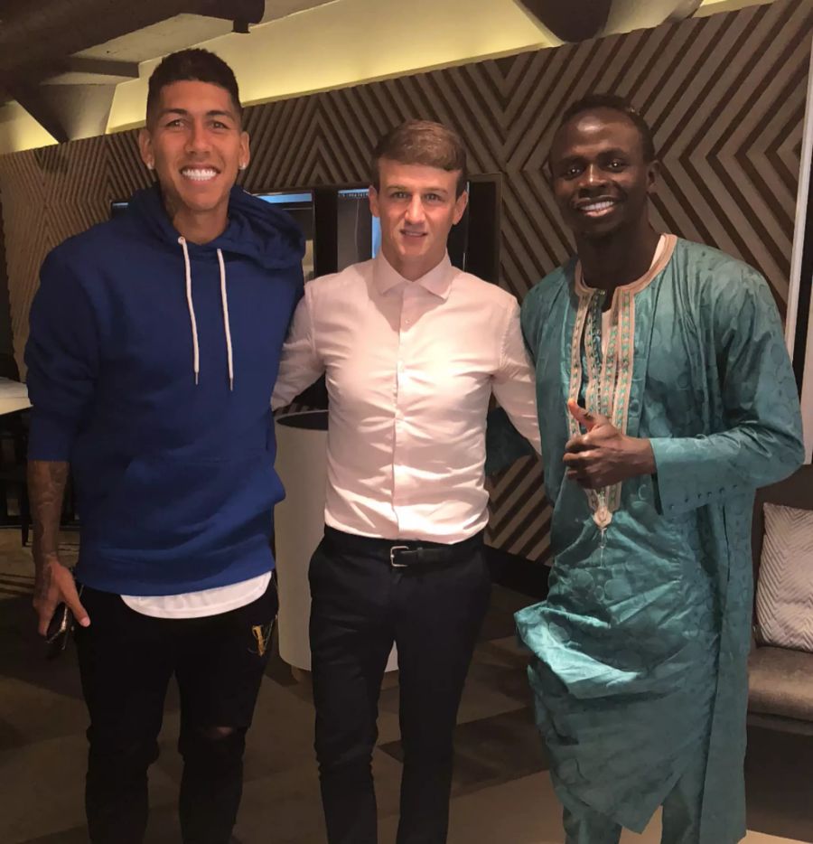 Sie gehören zu den Stammkunden bei Dr. Hughes (m.). Roberto Firmino (l.) und Sadio Mané (r.) vom FC Liverpool.