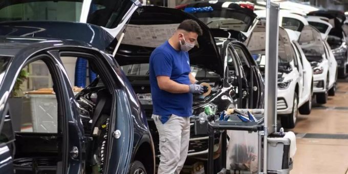 Ein VW-Mitarbeiter steht in der Produktion neben einem Auto im Werk in Wolfsburg. Foto: Swen Pförtner/dpa Ein VW-Mitarbeiter steht in der Produktion neben einem Auto im Werk in Wolfsburg. Foto: Swen Pförtner/dpa