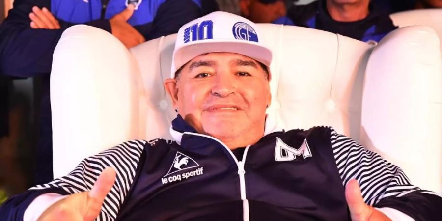 Diego Maradona unterstützt eine argentinische Suppenküche und gibt ein WM-Trikot für eine Versteigerung. Foto: Alfredo Luna/telam/dpa