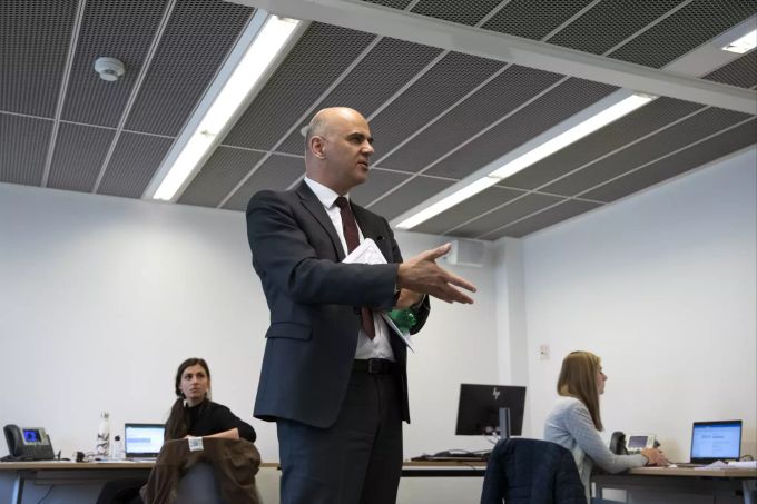 Bundesrat Alain Berset und Contact Tracer im Gespräch, bei einem Besuch im Kantonsarztamt des Kantons Fribourg, am Dienstag, 12. Mai 2020 in Villars-sur-Glane. Coronavirus Berset