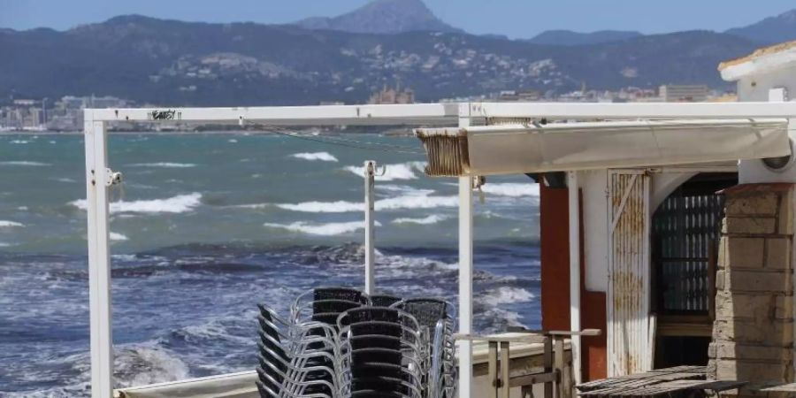 Mallorca: Eine Bar am Meer ist weiterhin geschlossen. Foto: Clara Margais/dpa