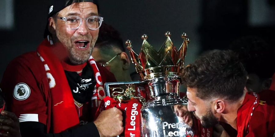 Jürgen Klopp präsentiert die Trophäe.