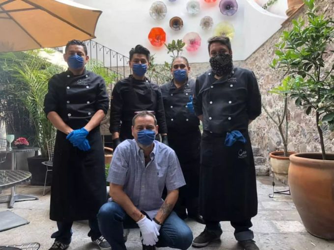Der Schweizer Marco Massarotti mit Mitarbeitern in seinem Restaurant in San Miguel. Die Mitarbeiter tragen wegen des Coronavirus Schutzmasken. Coronavirus Mexiko