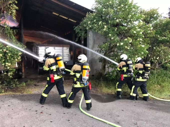 Im Einsatz waren die Feuerwehr Urtenen-Schönbühl / Mattstetten, die Feuerwehr Moosseedorf, die Feuerwehr Münchenbuchsee, die Berufsfeuerwehr und Sanitätspolizei von Schutz und Rettung Bern s Brand Urtenen-Schönbühl