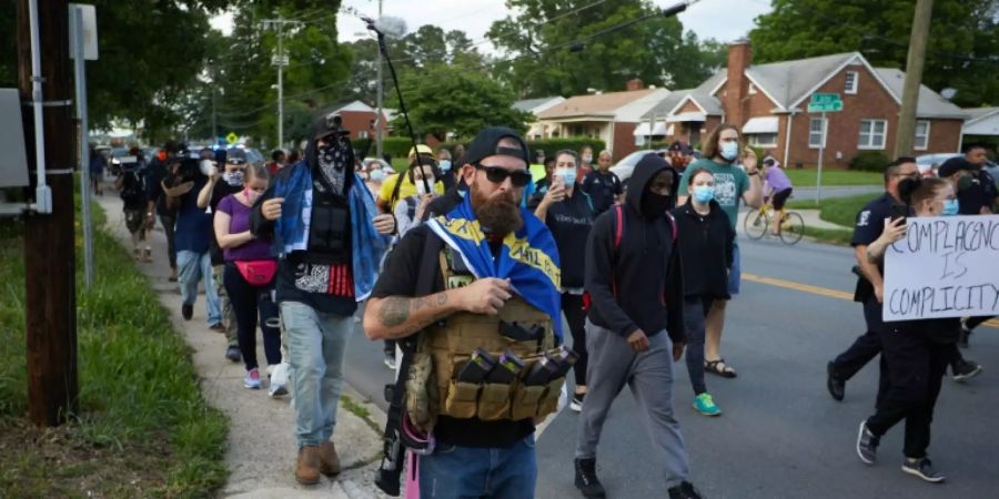 Die sogenannten «Boogaloo-Boys» tauchten in den letzten Jahren oft schwerbewaffnet zu Protesten auf.