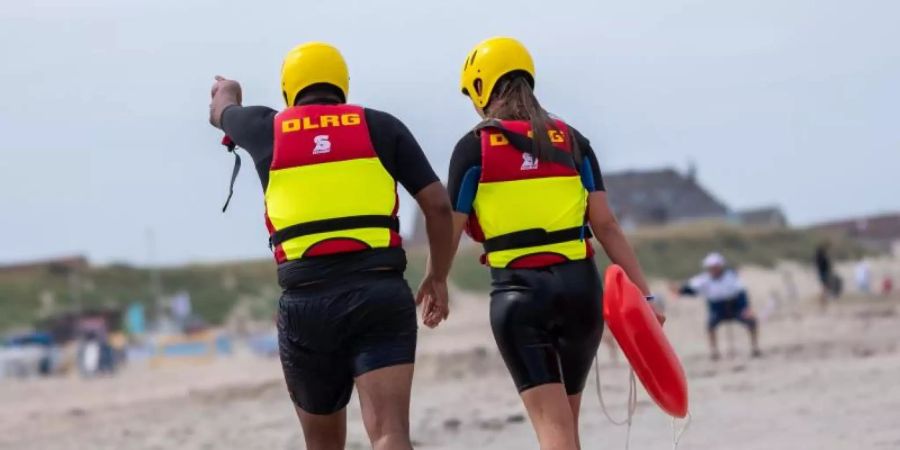 Mehr Badetote als in den vergangenen Jahren befürchtet die DLRG für diesen Sommer. Foto: Mohssen Assanimoghaddam/dpa