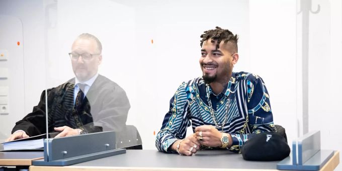 Maxwell K., Musiker und Rapper, und seine Anwalt Christian Remy (l.) sitzen zu Beginn des Prozesses im Sitzungssaal des Amtsgerichts St.Georg. Der Hamburger Rapper muss sich wegen Drogen- und Waffenbesitzes vor dem Amtsgericht St. Georg verantworten. Im April 2018 seien Marihuana, Kokain ein Schlagring sowie ein Einhandmesser in der Wohnung des 27-Jährigen gefunden worden, heisst es in einer Mitteilung der Staatsanwaltschaft. kokain