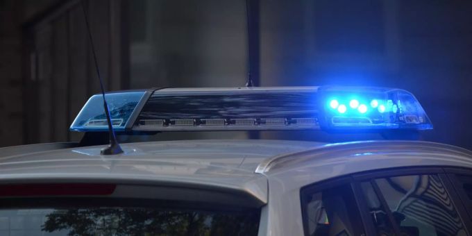 Beim Unfall in Hundwil wurde ein Lieferwagen-Lenker schwer verletzt. (Symbolbild) Hundwil Polizei