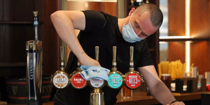 Pubs & Kneipen öffnen - Britische Regierung warnt vor Alkohol-Exzessen