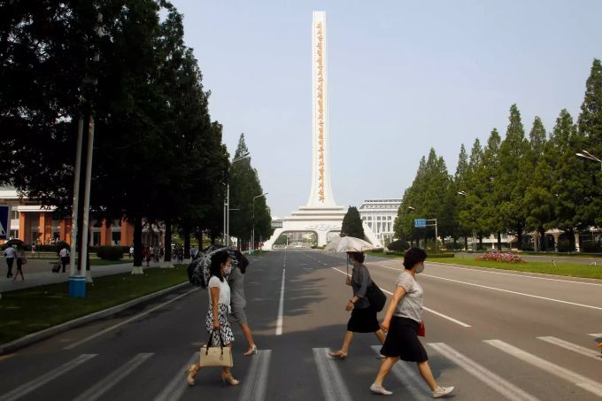Menschen in Pjöngjang tragen Schutzmasken und gehen über die Ryomyong-Strasse. Coronavirus - Nordkorea