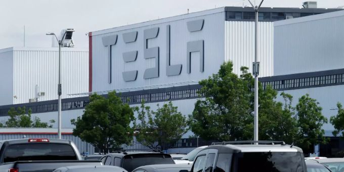 Fahrzeuge stehen auf dem Parkplatz des Autowerkes Tesla in Fremont. Coronavirus - Tesla