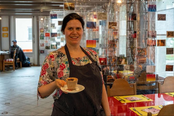 Karin Schlub in ihrem Café Oberdorf